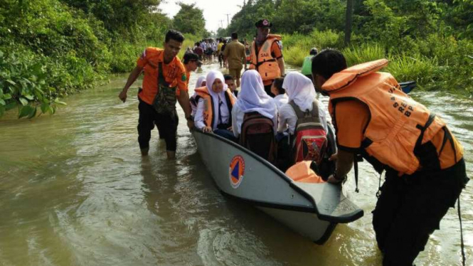 Tim SAR mengantarkan para pelajar korban banjir dari tempat pengungsian ke sekolah di Kecamatan Bayung Lincir, Kabupaten Musi Banyuasin, Sumatera Selatan, pada Selasa, 7 Maret 2017.