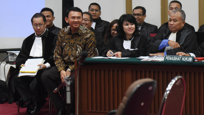 Ahok saat menjalani sidang perkara penodaan agama.