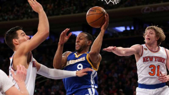 Pebasket Golden State Warriors, Andre Iguodala (tengah)