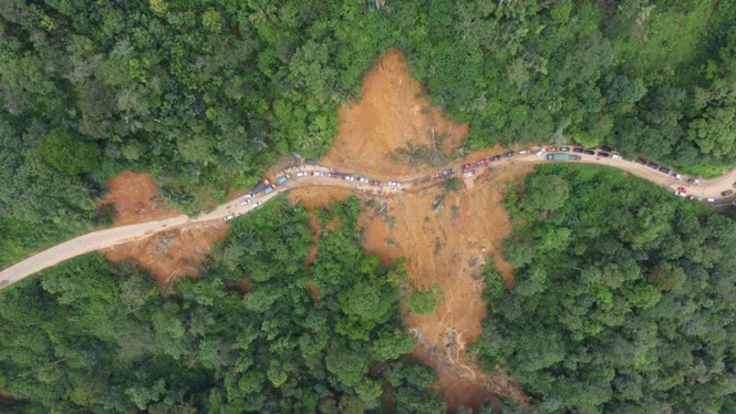 Jalur penghubung Kabupaten Limapuluhkota di Sumatera Barat dan Riau, yang tertutup longsor kini sudah bisa dilalui, Selasa (7/3/2017).