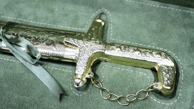 Pedang emas pemberian Kerajaan Arab Saudi.