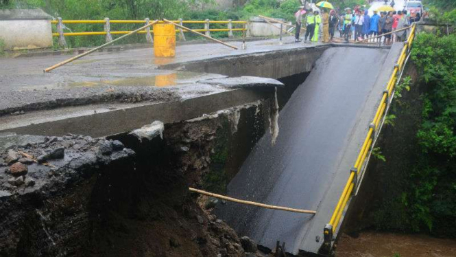 Jembatan Jurang Grawah di Desa Cepogo, Kabupaten Boyolali, Jawa Tengah, putus.