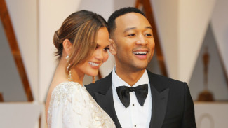 Keluarga John Legend Liburan di Bali, Istrinya Main Tawon Bikin Ngilu