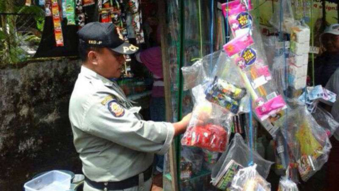 Petugas Satpol PP Kota Surabaya menggelar razia permen dot yang diduga mengandung narkotika di sejumlah SD di Surabaya, Jawa Timur, pada Selasa, 7 Maret 2017.
