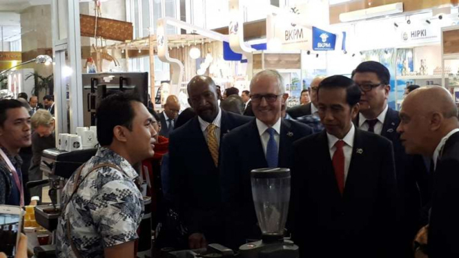Presiden Jokowi dan PM Turnbull saat berkunjung ke booth kopi Toraja dan Aceh, Selasa, 7 Maret 2017.