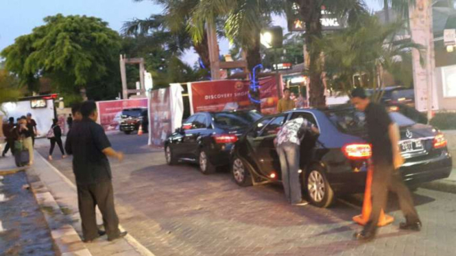 Kendaraan yang digunakan rombongan Raja Salman parkir di dekat Discovery Mall