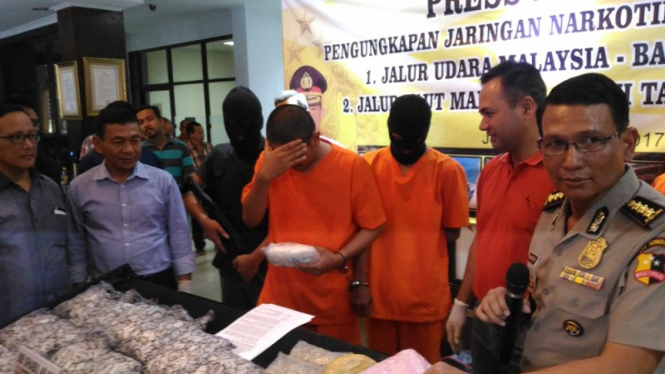 Sindikat pelaku penyelundupan narkotika Malaysia-Indonesia diamankan polisi. 