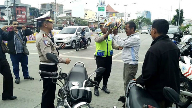 Pengendara dapat helm gratis saat razia polisi