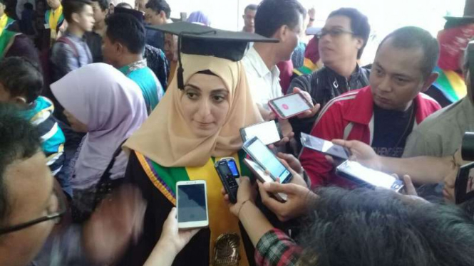 Esma Akin, gadis asal Turki lulus tercepat di Universitas Negeri Semarang, Jawa Tengah, pada Selasa, 7 Maret 2017.