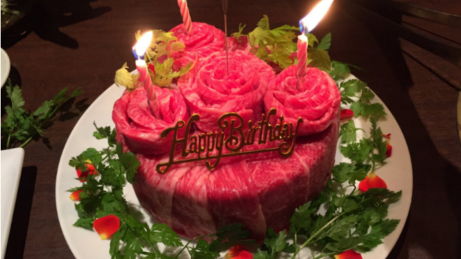 Kue ulang tahun dari daging