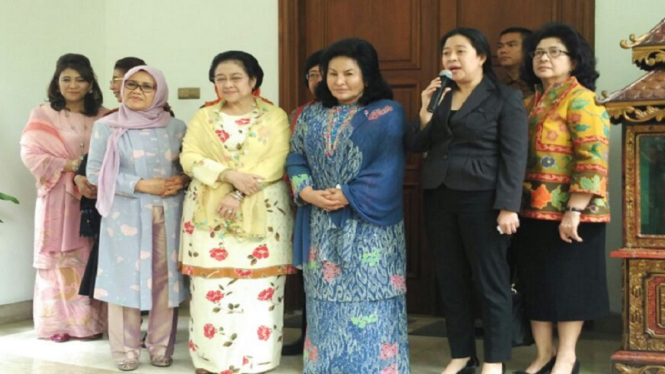 Istri PM Malaysia Najib Rajak, Rosmah Mansor (ketiga dari kanan), bertamu ke Megawati Soekarnoputri di Menteng, 7 Maret 2017.