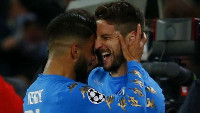 Bintang Napoli Dries Mertens (kanan) merayakan gol.