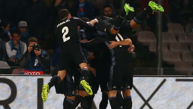 Para pemain Real Madrid merayakan kemenangan atas Napoli