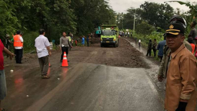 Jalur Bandung-Cirebon yang amblas dalam perbaikan