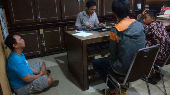 Pria berinisial RAP saat diamankan di Polresta Palembang atas kasus pelecehan seksual kepada murid SMP. 