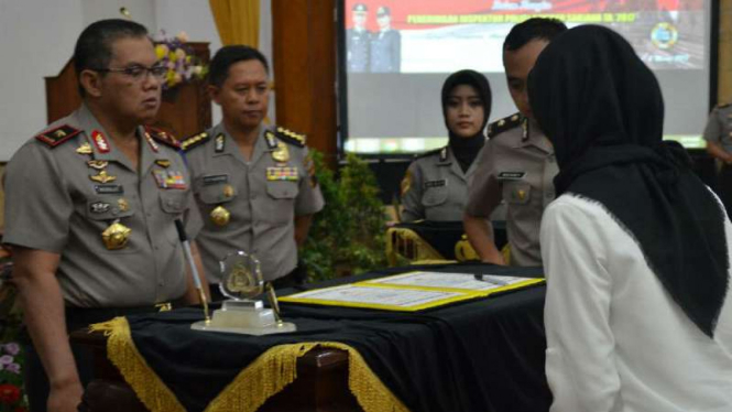 Pengucapan dan penandatangan sumpah serta pakta integritas seleksi penerimaan anggota Polri dalam program Sekolah Inspektur Polisi Sumber Sarjana Polda Jateng tahun 2017 di Semarang.