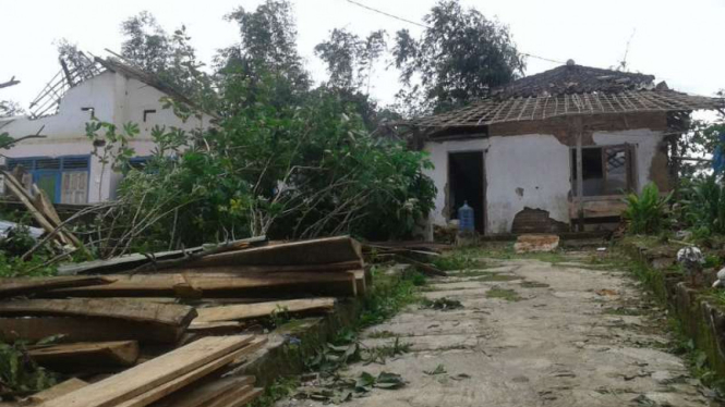 Rumah warga porak-poranda setelah diterjang puting beliung di Kabupaten Malang, Jawa Timur, pada Selasa, 7 Maret 2017.