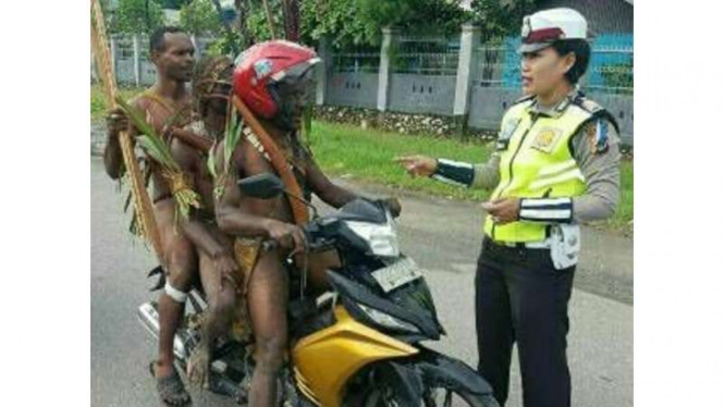 Anggota polisi wanita dari Polres Nabire Papua menegur tiga pria asal Papua yang menggunakan sepeda motor tapi menyalahi ketentuan lalu lintas, Selasa (7/3/2017)