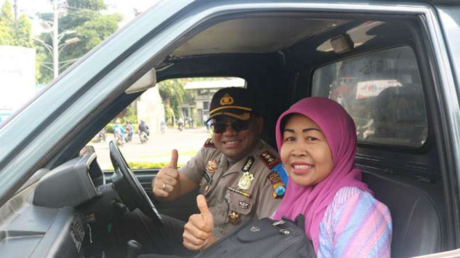 Kepala Polresta Malang, Ajun Komisaris Besar Polisi Decky Hendarsono (kiri), mengemudikan mobil operasional untuk mengangkut warga akibat aksi mogok para sopir angkot pada Rabu, 8 Maret 2017.