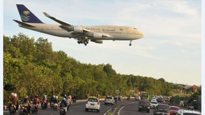 Pesawat Kerajaan Arab Saudi menjelang mendarat di Bandara Ngurah Rai Bali, 4 Maret 2017. 