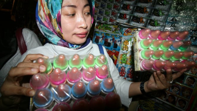 Petugas menunjukkan permen berbentuk dot yang diamankan dari salah satu distributor jajanan dan mainan anak di Kota Kediri Jawa Timur, Rabu (8/3/2017).