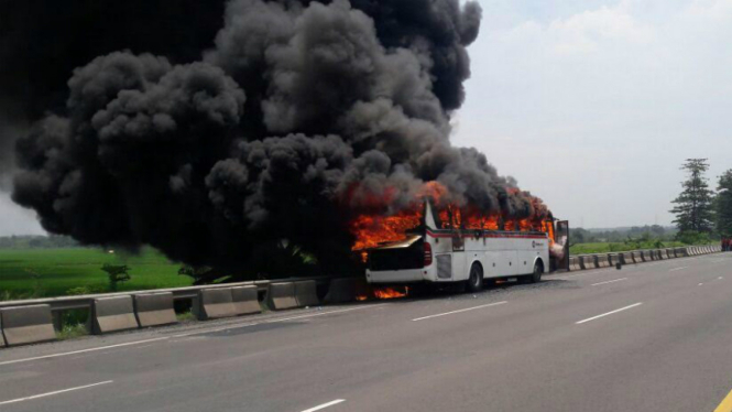Bus Primajasa terbakar di Tol Jakarta-Cikampek.