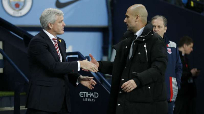 Manajer Stoke Mark Hughes (kiri) dan bos ManCity Pep Guardiola.