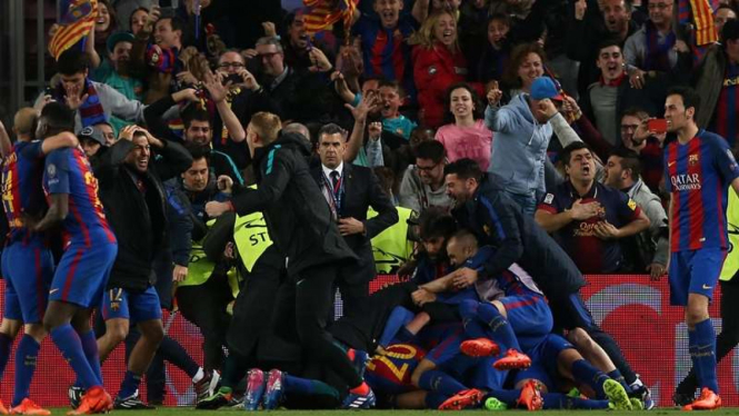 Pemain Barcelona merayakan gol Sergi Roberto ke gawang PSG