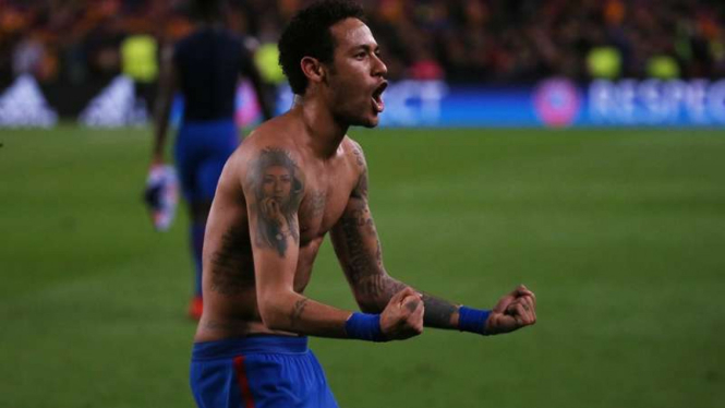 Striker Barcelona, Neymar merayakan gol ke gawang PSG