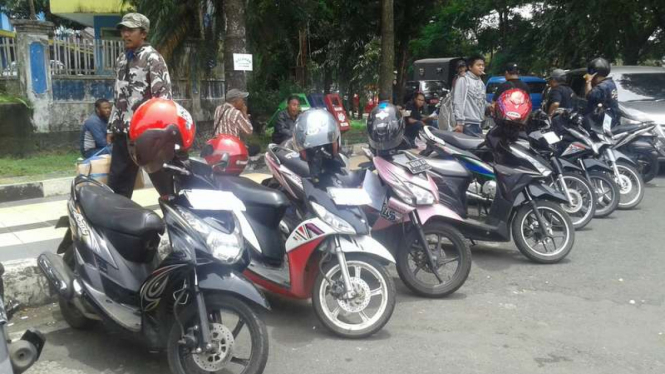 Layanan antar penumpang gratis yang disediakan Paguyuban Parkir Kota Malang untuk membantu warga yang terdampak aksi mogok massal angkutan kota, Kamis (9/3/2017)