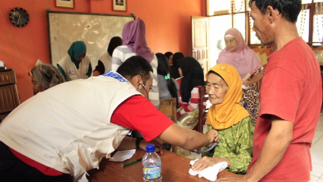 Bantuan pelayanan kesehatan gratis di Warungkiara Sukabumi. (foto u-report)
