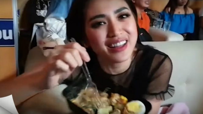Jessica Iskandar makan gado-gado.