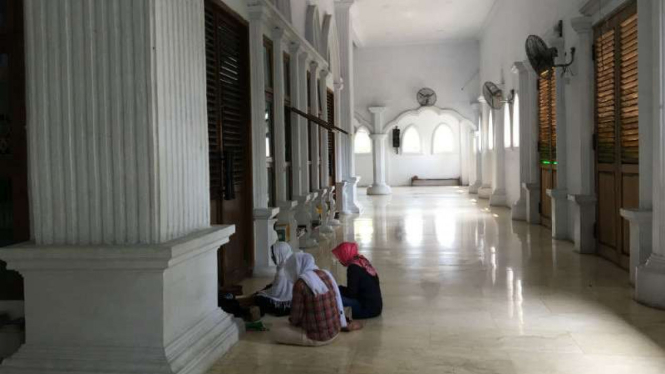 Pengunjung membacakan doa di kompleks makam Mbah Priok