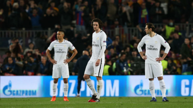 Para pemain PSG terlihat kecewa usai disingkirkan Barcelona.