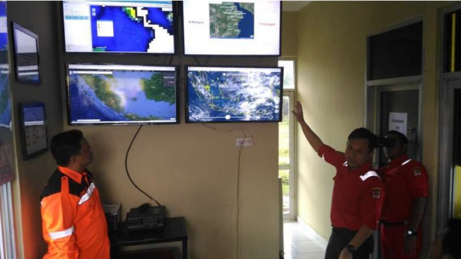 Seorang pekerja dari PT Asia Pulp and Paper (APP) Sinar Mas menjelaskan tampilan gambar hasil foto satelit dan kamera termal untuk pemantau titik api di lahan perkebunan, Kamis (9/3/2017)
