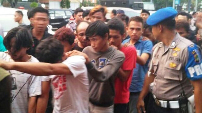 Tersangka kericuhan antara Angkot dan OJek Online di Tangerang ditangkap Polisi.