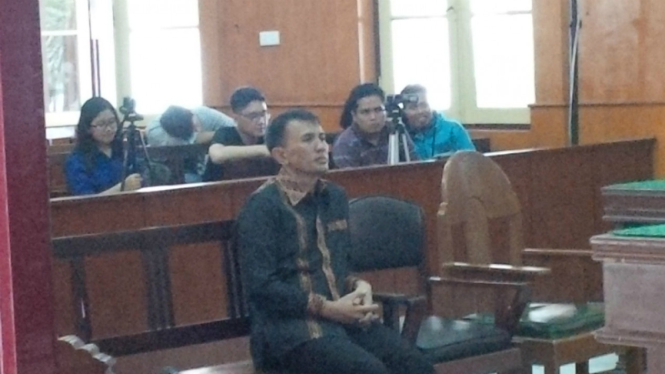Gatot Pudjo Nugroho saat mendengari nota vonis di Pengadilan Tipikor Medan.