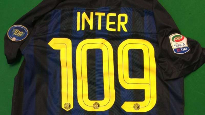Kostum Inter Milan di HUT ke-109