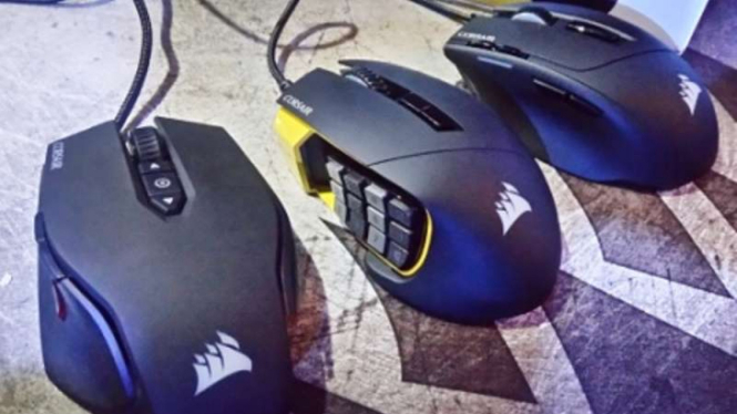 Mouse Scimitar Pro RGB dari Corsair.