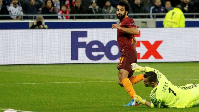 Winger AS Roma, Mohamed Salah, mencetak gol ke gawang Olympique Lyon