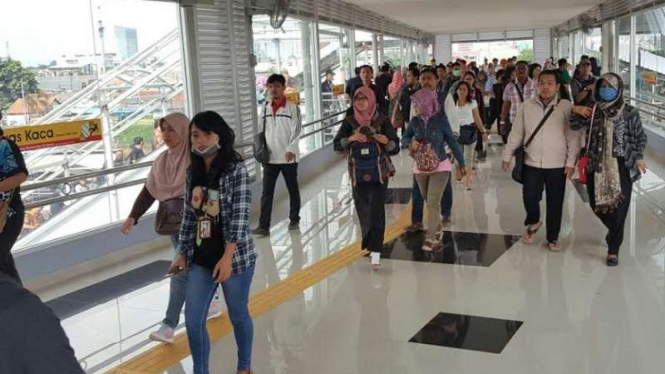 Jembatan Penyeberangan Orang antar-peron di Stasiun Tanah Abang, Jakarta Pusat.