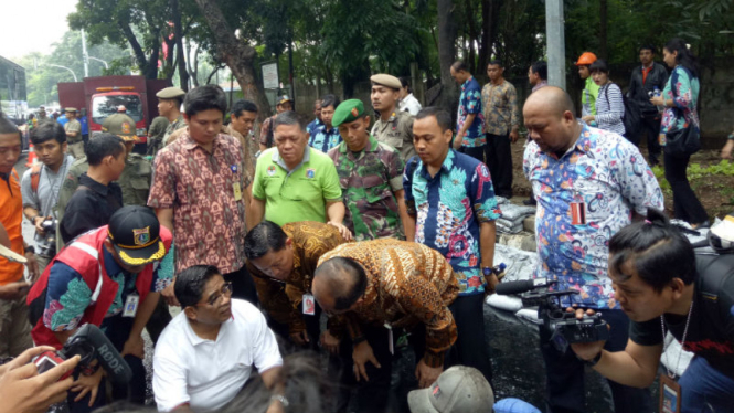PLT Gubernur DKI Jakarta, Sumarsono saat meninjau gorong-gorong