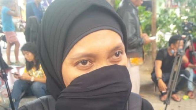 Ana, wanita di Bali yang diberi segepok uang oleh anggota rombongan Raja Arab Saudi, Salman bin Abdulaziz al-Saud, sebelum Salat Jumat, 10 Maret 2017.