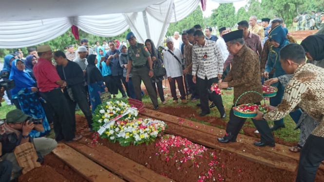 Wakil Presiden Jusuf Kalla hadiri pemakaman mantan Mendagri