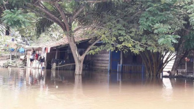 Banjir masih merendam sejumlah desa di Kabupaten Musi Banyuasin, Sumatera Selatan, pada Jumat, 10 Maret 2017.