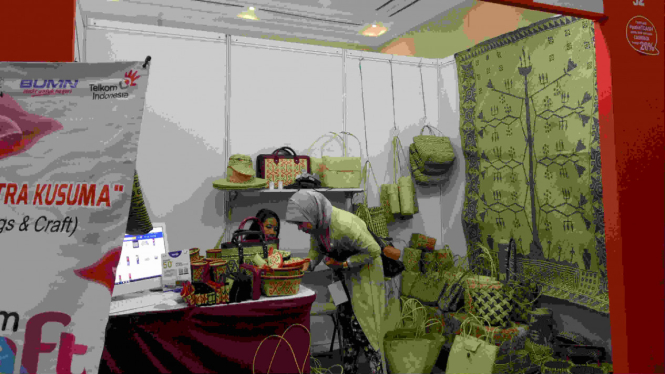 Salah satu UKM dalam pameran Telkom Craft Indonesia