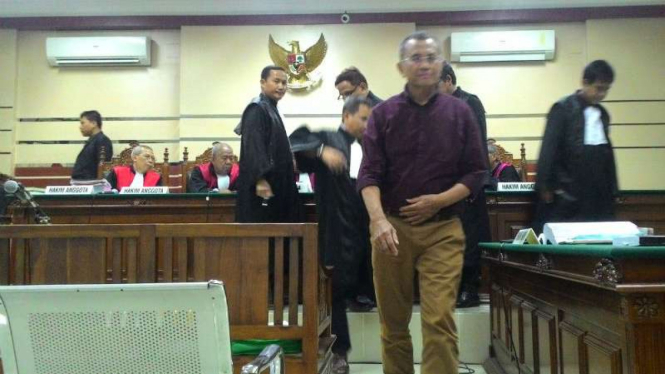 Mantan Menteri BUMN, Dahlan Iskan, usai sidang perkara korupsi pelepasan aset BUMD Pemprov Jawa Timur di Pengadilan Tindak Pidana Korupsi Surabaya pada Jumat, 10 Maret 2017.
