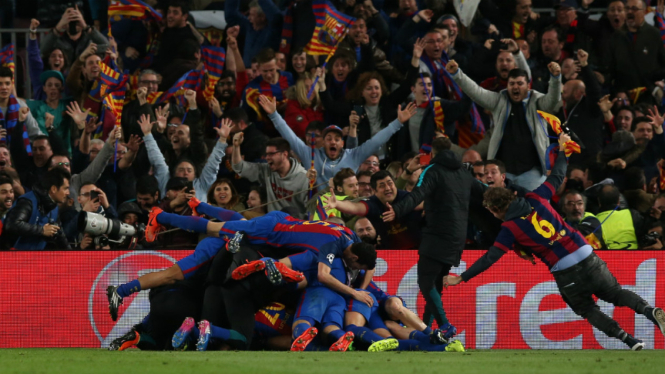 Pemain Barcelona merayakan gol keenam saat melawan PSG.