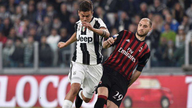 Pemain depan Juventus, Paulo Dybala (depan)