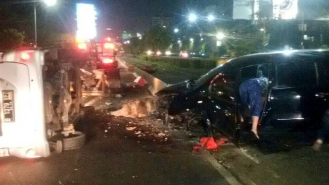 Kecelakaan dua mobil di Semanggi